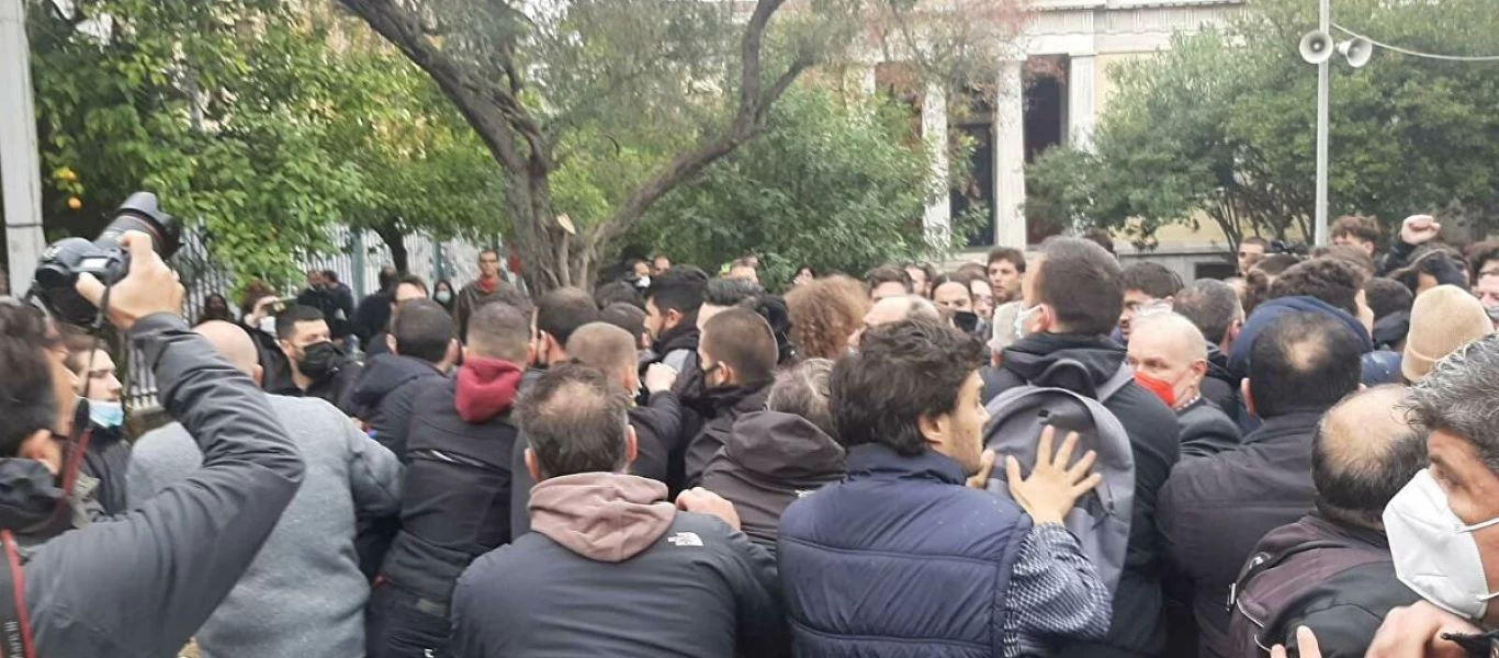 Ένταση στο Πολυτεχνείο: Μπουνιές σε μέλη του ΣΥΡΙΖΑ - Έδιωξαν και βουλευτές της ΝΔ και τους πέταξαν το στεφάνι (upd)